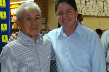 Na foto, Floriano Bezerra de Araújo e Túlio Lemos, na noite de lançamento e autógrafos do livro Minhas Tamataranas: Linhas Amarelas - Memórias, no ano de 2009