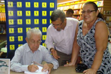 Na foto, Floriano Bezerra de Araújo autografando o seu livro Minhas Tamataranas: Linhas Amarelas - Memórias para o casal Francisco Dássio e Noemi, no ano de 2009