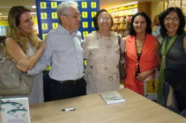 Floriano Bezerra de Araújo com ilustre representação feminina da família Lucas de Miranda, por ocasião da noite de autógrafos no lançamento do seu livro Minhas Tamataranas: Linhas Amarelas - Memórias em 2009