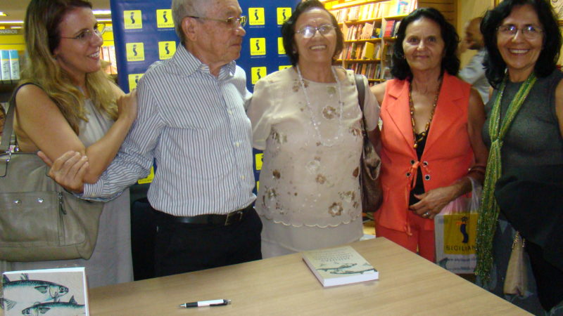 Floriano Bezerra de Araújo com ilustre representação feminina da família Lucas de Miranda, por ocasião da noite de autógrafos no lançamento do seu livro Minhas Tamataranas: Linhas Amarelas - Memórias em 2009