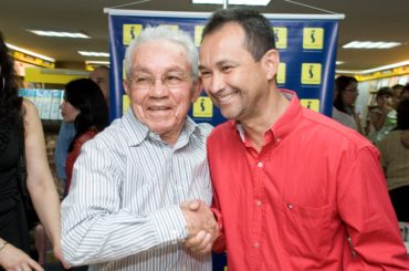 Na foto, Floriano Bezerra de Araújo, sua filha Saly Ribeiro de Araújo e o ilustre macauense Castelo Casado, na noite de autógrafos de Minhas Tamataranas: Linhas Amarelas - Memórias, no ano de 2009