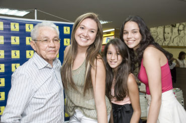 Floriano Bezerra de Araújo é fotografado com suas netas Raissa Ribeiro, Sarah Araújo e Maíra Araújo, filhas de Renan Ribeiro de Araújo, na então Livraria Siciliano do Shopping Mydway Mall, na noite de autógrafos do lançamento do seu livro Minhas Tamataranas: Linhas Amarelas - Memórias, no ano de 2009