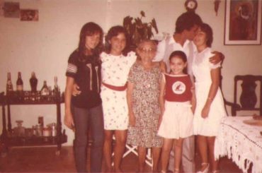 Na foto, Querubina Bezerra de Araújo, mãe de Floriano Bezerra de Araújo, fotografada entre suas netas Salusa Ribeiro, Siluck Ribeiro e Itajacy Lacerda, por ocasião do casamento de José Maurício Soares Cavalcanti - Rei Cural - e Rita de Cássia, filha de Floriano Bezerra